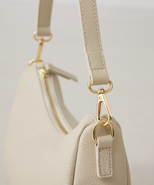 soeur(スール)の「●SOEUR/2WAYレザーハーフムーンショルダー/500mlペットボトル収納可(ショルダーバッグ・レディース・ブラック/アイボリー/シルバー・フリー)」の13枚目の写真