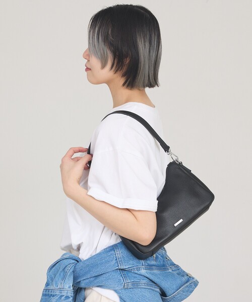 soeur(スール)の「●SOEUR/2WAYレザーハーフムーンショルダー/500mlペットボトル収納可(ショルダーバッグ・レディース・ブラック/アイボリー/シルバー・フリー)」の19枚目の写真