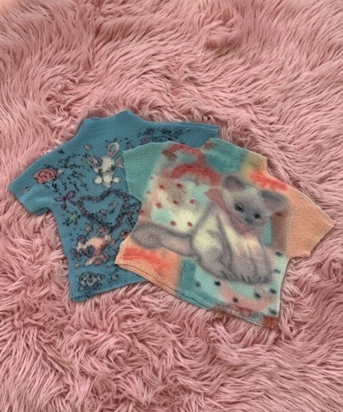 Never mind the XU(ネバーマインドザエックスユー)の「【Never mind the XU】popcorn shirring baby tee cat / 【ネバーマインド ザ エックスユー】キャットプリントシャーリングクロップド半袖トップス(Tシャツ/カットソー・レディース・ピンク・S)」の2枚目の写真