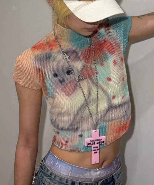 Never mind the XU(ネバーマインドザエックスユー)の「【Never mind the XU】popcorn shirring baby tee cat / 【ネバーマインド ザ エックスユー】キャットプリントシャーリングクロップド半袖トップス(Tシャツ/カットソー・レディース・ピンク・S)」の4枚目の写真
