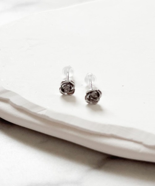 yu-ka(ユーカ)の「YU-KA:ローズモチーフ ミニピアス Rose motif mini earrings(ピアス(両耳用)・レディース・シルバー・FREE)」の2枚目の写真