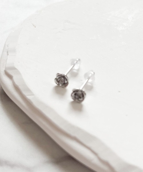 yu-ka(ユーカ)の「YU-KA:ローズモチーフ ミニピアス Rose motif mini earrings(ピアス(両耳用)・レディース・シルバー・FREE)」の3枚目の写真