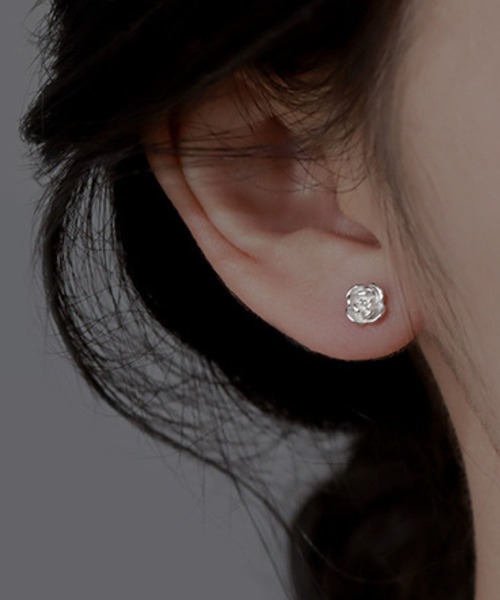 yu-ka(ユーカ)の「YU-KA:ローズモチーフ ミニピアス Rose motif mini earrings(ピアス(両耳用)・レディース・シルバー・FREE)」の6枚目の写真
