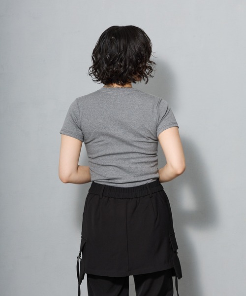 aremoi(アレモイ)の「ロゴグラフィック コンパクトTシャツ(Tシャツ/カットソー・レディース・グレー・SMALL/MEDIUM/LARGE)」の5枚目の写真