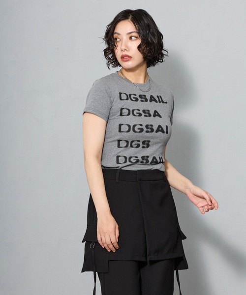 aremoi(アレモイ)の「ロゴグラフィック コンパクトTシャツ(Tシャツ/カットソー・レディース・グレー・SMALL/MEDIUM/LARGE)」の7枚目の写真