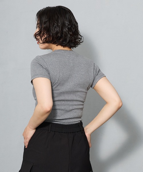 aremoi(アレモイ)の「ロゴグラフィック コンパクトTシャツ(Tシャツ/カットソー・レディース・グレー・SMALL/MEDIUM/LARGE)」の3枚目の写真