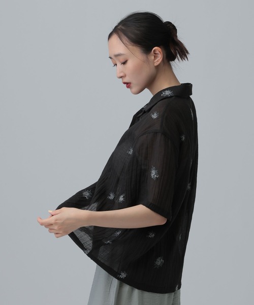 LEPSIM（レプシィム）の「刺繍ワッシャー開襟シャツ　666477（シャツ/ブラウス・レディース・ブラック/ライトベージュ/オフホワイト・FREE）」の18枚目の写真