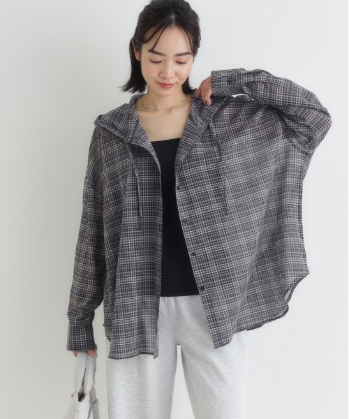 Right-on(ライトオン)の「HONEYSUCKLE ROSE(ハニーサックルローズ)シアーチェックフードシャツ(シャツ/ブラウス・レディース・ホワイト×グリーン/ホワイト×カーキブラウン/チャコールグレー×ブラック/ブラック×ホワイト・M/L/S)」の4枚目の写真