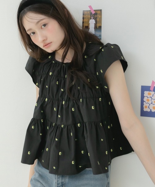HEILIS（ヘイリス）の「【Original】刺繍・無地シャーリングスモックブラウス / 花柄 ブラウス トップス ブラウス シャーリングブラウス ティアードブラウス フレアブラウス ペプラムブラウス 刺繍ブラウス 半袖ブラウス ノースリーブブラウス フレンチスリーブ トップス ブラック ホワイト レッド ライトグリーン 韓国  カジュアル フェミニン オフィスカジュアル 春服 夏服（シャツ/ブラウス・レディース・ライトグリーン/ブラック/ホワイト/レッド・FREE）」の10枚目の写真