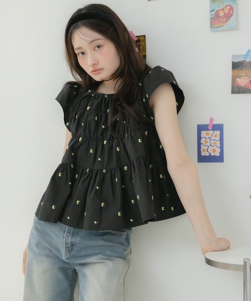 HEILIS（ヘイリス）の「【Original】刺繍・無地シャーリングスモックブラウス / 花柄 ブラウス トップス ブラウス シャーリングブラウス ティアードブラウス フレアブラウス ペプラムブラウス 刺繍ブラウス 半袖ブラウス ノースリーブブラウス フレンチスリーブ トップス ブラック ホワイト レッド ライトグリーン 韓国  カジュアル フェミニン オフィスカジュアル 春服 夏服（シャツ/ブラウス・レディース・ライトグリーン/ブラック/ホワイト/レッド・FREE）」の11枚目の写真