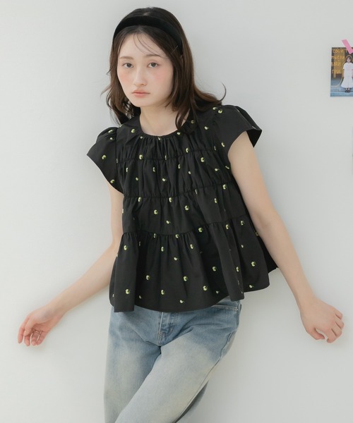 HEILIS（ヘイリス）の「【Original】刺繍・無地シャーリングスモックブラウス / 花柄 ブラウス トップス ブラウス シャーリングブラウス ティアードブラウス フレアブラウス ペプラムブラウス 刺繍ブラウス 半袖ブラウス ノースリーブブラウス フレンチスリーブ トップス ブラック ホワイト レッド ライトグリーン 韓国  カジュアル フェミニン オフィスカジュアル 春服 夏服（シャツ/ブラウス・レディース・ライトグリーン/ブラック/ホワイト/レッド・FREE）」の12枚目の写真