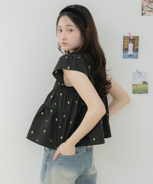 HEILIS（ヘイリス）の「【Original】刺繍・無地シャーリングスモックブラウス / 花柄 ブラウス トップス ブラウス シャーリングブラウス ティアードブラウス フレアブラウス ペプラムブラウス 刺繍ブラウス 半袖ブラウス ノースリーブブラウス フレンチスリーブ トップス ブラック ホワイト レッド ライトグリーン 韓国  カジュアル フェミニン オフィスカジュアル 春服 夏服（シャツ/ブラウス・レディース・ライトグリーン/ブラック/ホワイト/レッド・FREE）」の13枚目の写真