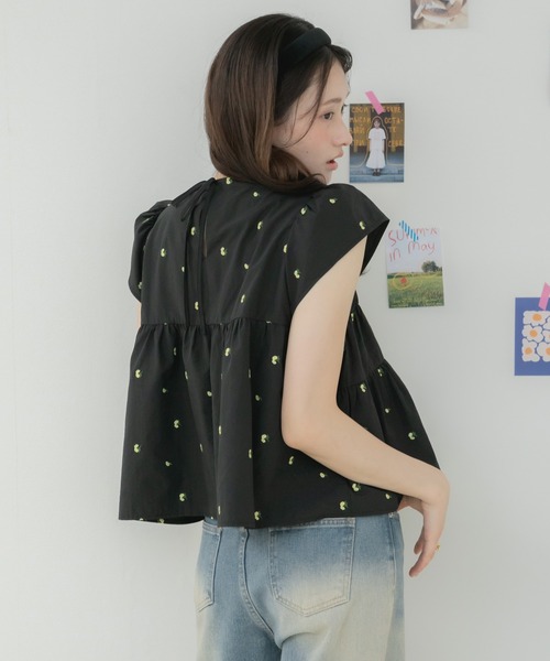 HEILIS（ヘイリス）の「【Original】刺繍・無地シャーリングスモックブラウス / 花柄 ブラウス トップス ブラウス シャーリングブラウス ティアードブラウス フレアブラウス ペプラムブラウス 刺繍ブラウス 半袖ブラウス ノースリーブブラウス フレンチスリーブ トップス ブラック ホワイト レッド ライトグリーン 韓国  カジュアル フェミニン オフィスカジュアル 春服 夏服（シャツ/ブラウス・レディース・ライトグリーン/ブラック/ホワイト/レッド・FREE）」の14枚目の写真
