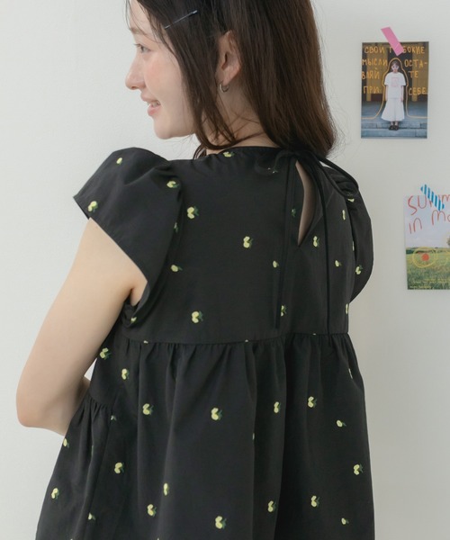 HEILIS（ヘイリス）の「【Original】刺繍・無地シャーリングスモックブラウス / 花柄 ブラウス トップス ブラウス シャーリングブラウス ティアードブラウス フレアブラウス ペプラムブラウス 刺繍ブラウス 半袖ブラウス ノースリーブブラウス フレンチスリーブ トップス ブラック ホワイト レッド ライトグリーン 韓国  カジュアル フェミニン オフィスカジュアル 春服 夏服（シャツ/ブラウス・レディース・ライトグリーン/ブラック/ホワイト/レッド・FREE）」の15枚目の写真