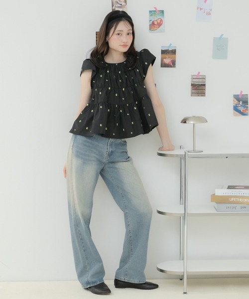 HEILIS（ヘイリス）の「【Original】刺繍・無地シャーリングスモックブラウス / 花柄 ブラウス トップス ブラウス シャーリングブラウス ティアードブラウス フレアブラウス ペプラムブラウス 刺繍ブラウス 半袖ブラウス ノースリーブブラウス フレンチスリーブ トップス ブラック ホワイト レッド ライトグリーン 韓国  カジュアル フェミニン オフィスカジュアル 春服 夏服（シャツ/ブラウス・レディース・ライトグリーン/ブラック/ホワイト/レッド・FREE）」の16枚目の写真