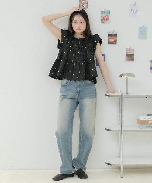 HEILIS（ヘイリス）の「【Original】刺繍・無地シャーリングスモックブラウス / 花柄 ブラウス トップス ブラウス シャーリングブラウス ティアードブラウス フレアブラウス ペプラムブラウス 刺繍ブラウス 半袖ブラウス ノースリーブブラウス フレンチスリーブ トップス ブラック ホワイト レッド ライトグリーン 韓国  カジュアル フェミニン オフィスカジュアル 春服 夏服（シャツ/ブラウス・レディース・ライトグリーン/ブラック/ホワイト/レッド・FREE）」の17枚目の写真