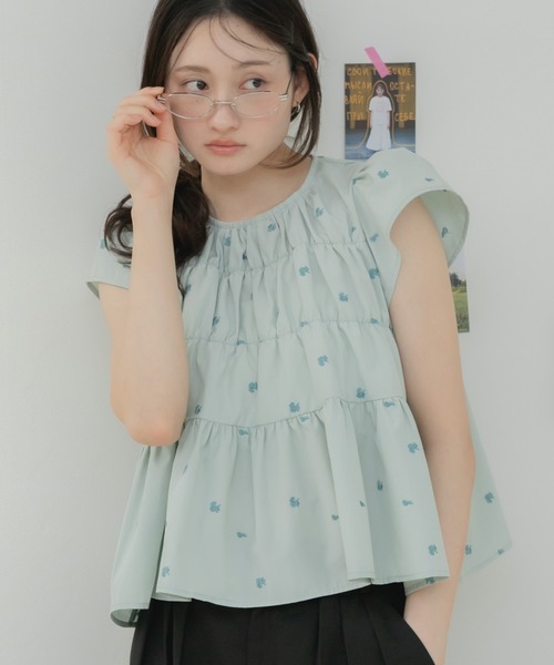 HEILIS（ヘイリス）の「【Original】刺繍・無地シャーリングスモックブラウス / 花柄 ブラウス トップス ブラウス シャーリングブラウス ティアードブラウス フレアブラウス ペプラムブラウス 刺繍ブラウス 半袖ブラウス ノースリーブブラウス フレンチスリーブ トップス ブラック ホワイト レッド ライトグリーン 韓国  カジュアル フェミニン オフィスカジュアル 春服 夏服（シャツ/ブラウス・レディース・ライトグリーン/ブラック/ホワイト/レッド・FREE）」の21枚目の写真