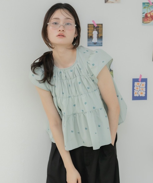 HEILIS（ヘイリス）の「【Original】刺繍・無地シャーリングスモックブラウス / 花柄 ブラウス トップス ブラウス シャーリングブラウス ティアードブラウス フレアブラウス ペプラムブラウス 刺繍ブラウス 半袖ブラウス ノースリーブブラウス フレンチスリーブ トップス ブラック ホワイト レッド ライトグリーン 韓国  カジュアル フェミニン オフィスカジュアル 春服 夏服（シャツ/ブラウス・レディース・ライトグリーン/ブラック/ホワイト/レッド・FREE）」の22枚目の写真