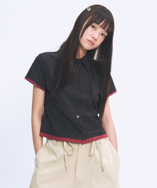SOME PLACE(サムプレイス)の「ドットレイヤードポイントラインピンタックセミクロップカラー半袖シャツ_2COLOR(シャツ/ブラウス・レディース・チャコール/ブラック・FREE)」の7枚目の写真
