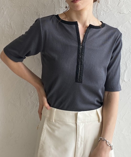 She's Closet(シーズクローゼット)の「半袖 配色バイカラー ヘンリーネック リブトップス カットソー Tシャツ(Tシャツ/カットソー・レディース・ブラック系その他/チャコールグレー/ホワイト系その他/ホワイト・FREE)」の4枚目の写真