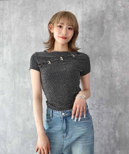 CECIL McBEE(セシルマクビー)の「フロントリボンチャームコンパクトTシャツ(Tシャツ/カットソー・レディース・ブラック・FREE)」の2枚目の写真