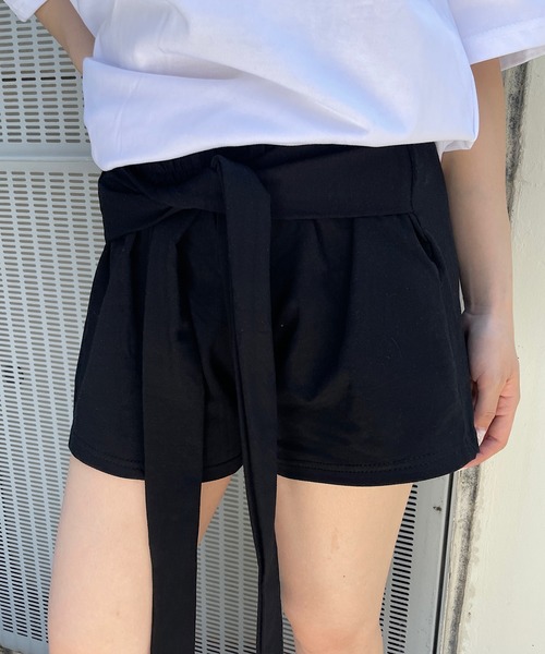 ROGER AND RAW(ロジャーアンドロウ)の「腰巻きフェイクレイヤードショートパンツ(その他パンツ・レディース・ブラック/グレー/ホワイト×ブラック・FREE)」の4枚目の写真