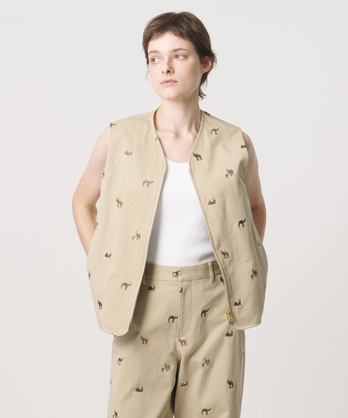 LOEFF(ロエフ)の「<LOEFF>キャメル エンブロイダリー チノ ベスト UNISEX(ベスト・レディース・ベージュ・2/0)」の1枚目の写真