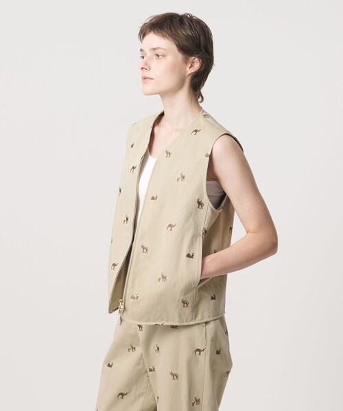 LOEFF(ロエフ)の「<LOEFF>キャメル エンブロイダリー チノ ベスト UNISEX(ベスト・レディース・ベージュ・2/0)」の2枚目の写真