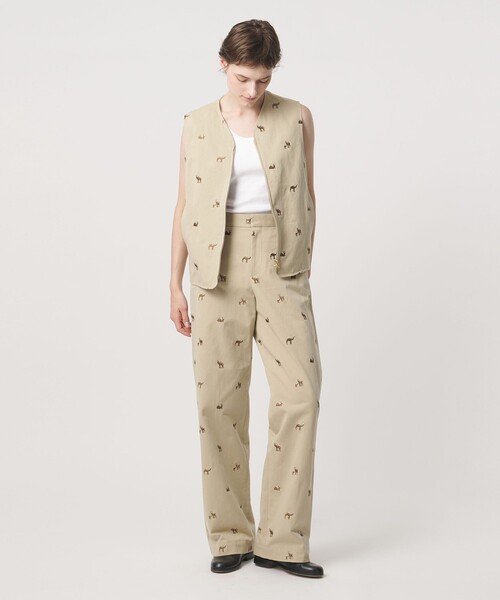 LOEFF(ロエフ)の「<LOEFF>キャメル エンブロイダリー チノ ベスト UNISEX(ベスト・レディース・ベージュ・2/0)」の3枚目の写真