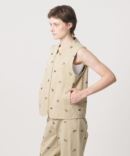 LOEFF(ロエフ)の「<LOEFF>キャメル エンブロイダリー チノ ベスト UNISEX(ベスト・レディース・ベージュ・2/0)」の10枚目の写真