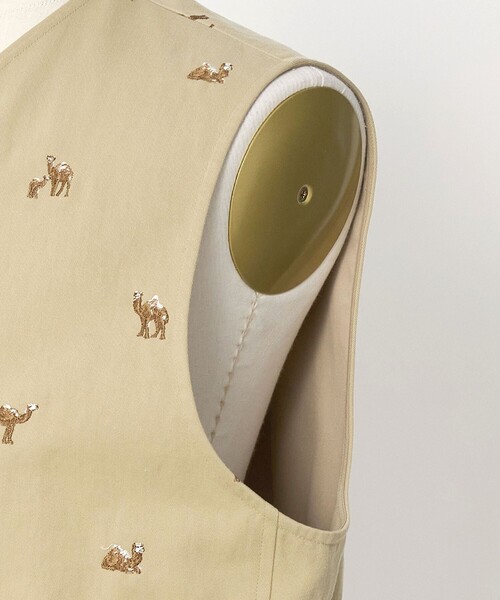 LOEFF(ロエフ)の「<LOEFF>キャメル エンブロイダリー チノ ベスト UNISEX(ベスト・レディース・ベージュ・2/0)」の20枚目の写真