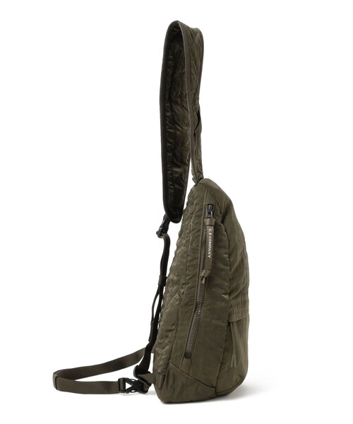 C.P. COMPANY(シーピーカンパニー)の「C.P. Company / Nylon B Lens Crossbody Bag(ショルダーバッグ・メンズ・グリーン・ONE SIZE)」の2枚目の写真