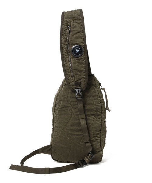 C.P. COMPANY(シーピーカンパニー)の「C.P. Company / Nylon B Lens Crossbody Bag(ショルダーバッグ・メンズ・グリーン・ONE SIZE)」の3枚目の写真