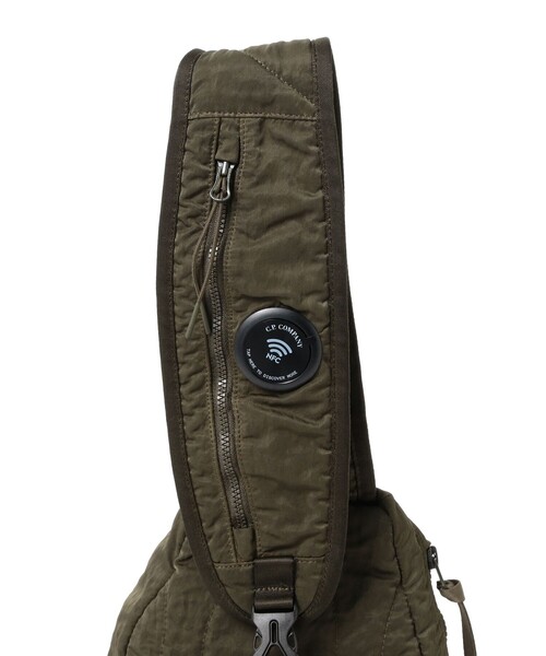 C.P. COMPANY(シーピーカンパニー)の「C.P. Company / Nylon B Lens Crossbody Bag(ショルダーバッグ・メンズ・グリーン・ONE SIZE)」の4枚目の写真