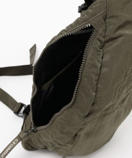 C.P. COMPANY(シーピーカンパニー)の「C.P. Company / Nylon B Lens Crossbody Bag(ショルダーバッグ・メンズ・グリーン・ONE SIZE)」の7枚目の写真
