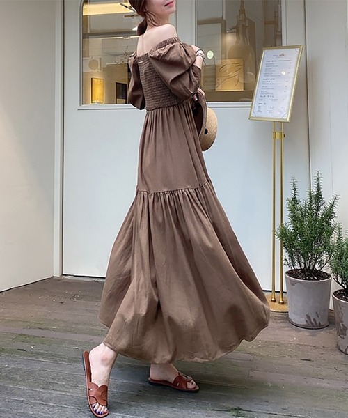 Girly Doll(ガーリードール)の「2wayオフショル シャーリングギャザーフレアワンピース(ワンピース・レディース・オフホワイト/ブラウン・FREE)」の17枚目の写真