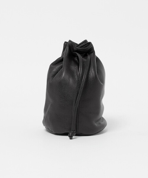 UNITED ARROWS(ユナイテッドアローズ)の「UNFINISHED LEATHER/アンフィニッシュドレザー 巾着バッグ(ショルダーバッグ・メンズ・ブラック・FREE)」の2枚目の写真