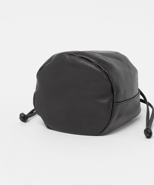UNITED ARROWS(ユナイテッドアローズ)の「UNFINISHED LEATHER/アンフィニッシュドレザー 巾着バッグ(ショルダーバッグ・メンズ・ブラック・FREE)」の6枚目の写真