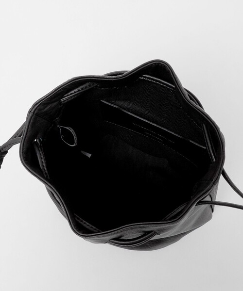 UNITED ARROWS(ユナイテッドアローズ)の「UNFINISHED LEATHER/アンフィニッシュドレザー 巾着バッグ(ショルダーバッグ・メンズ・ブラック・FREE)」の7枚目の写真
