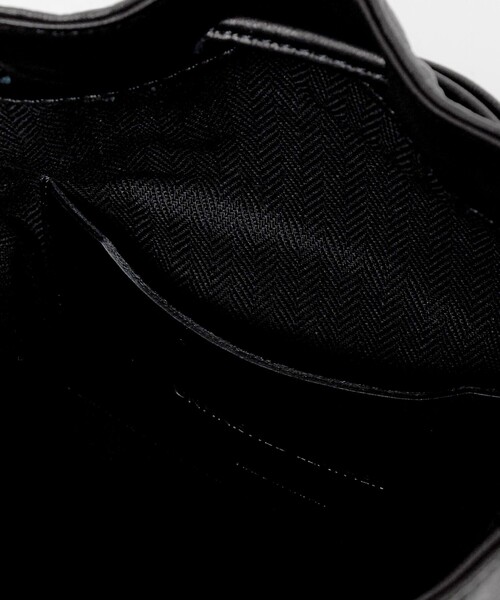 UNITED ARROWS(ユナイテッドアローズ)の「UNFINISHED LEATHER/アンフィニッシュドレザー 巾着バッグ(ショルダーバッグ・メンズ・ブラック・FREE)」の8枚目の写真