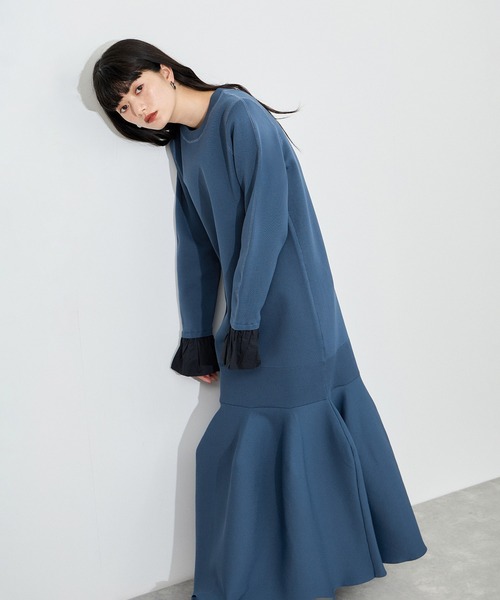 ADAM ET ROPE'(アダムエロペ)の「【サステナブル】フレアヘムニットワンピース /セレモニー対応(ワンピース・レディース・ブラック/ブルー系その他4・38/36)」の2枚目の写真