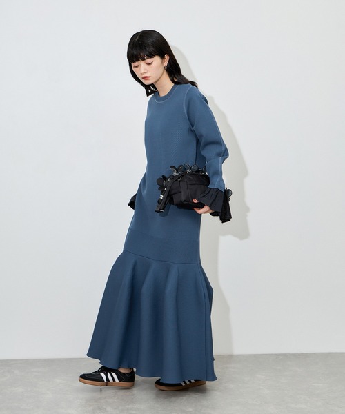 ADAM ET ROPE'(アダムエロペ)の「【サステナブル】フレアヘムニットワンピース /セレモニー対応(ワンピース・レディース・ブラック/ブルー系その他4・38/36)」の15枚目の写真