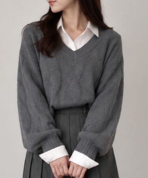 Human 2nd Occasion(ヒューマンセカンドオケージョン)の「Vネックケーブルニットプルオーバー(ニット/セーター・レディース・チャコールグレー/ナチュラル・FREE)」の2枚目の写真