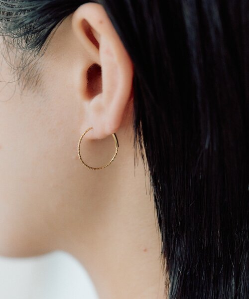 ear PAPILLONNER(イアパピヨネ)の「エンドレスフープショートピアス《WEB&一部店舗限定/スターリングシルバー使用》(ピアス(両耳用)・レディース・シルバー系その他4/ゴールド系その他6・FREE)」の10枚目の写真