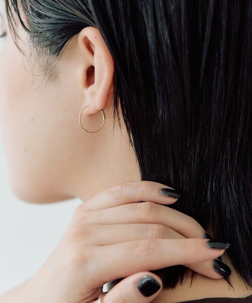 ear PAPILLONNER(イアパピヨネ)の「エンドレスフープショートピアス《WEB&一部店舗限定/スターリングシルバー使用》(ピアス(両耳用)・レディース・シルバー系その他4/ゴールド系その他6・FREE)」の9枚目の写真