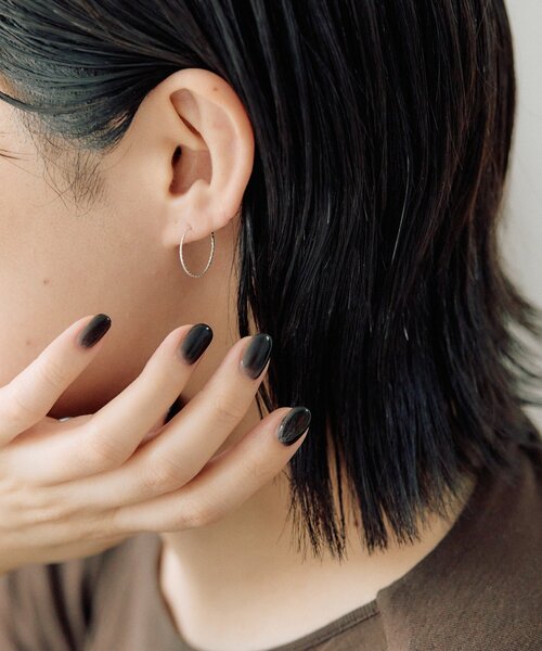 ear PAPILLONNER(イアパピヨネ)の「エンドレスフープショートピアス《WEB&一部店舗限定/スターリングシルバー使用》(ピアス(両耳用)・レディース・シルバー系その他4/ゴールド系その他6・FREE)」の5枚目の写真