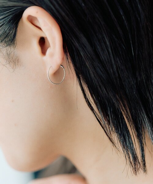 ear PAPILLONNER(イアパピヨネ)の「エンドレスフープショートピアス《WEB&一部店舗限定/スターリングシルバー使用》(ピアス(両耳用)・レディース・シルバー系その他4/ゴールド系その他6・FREE)」の4枚目の写真