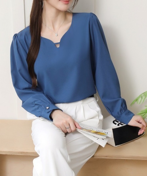 Beststore(ベストストア)の「【上品きれいめ】キーネック 長袖 ブラウス デコルテデザイン オフィスカジュアル(シャツ/ブラウス・レディース・グリーン系/アイボリー/ブラック/ブルー系・L/M)」の4枚目の写真