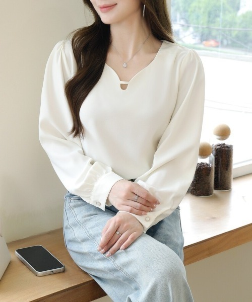 Beststore(ベストストア)の「【上品きれいめ】キーネック 長袖 ブラウス デコルテデザイン オフィスカジュアル(シャツ/ブラウス・レディース・グリーン系/アイボリー/ブラック/ブルー系・L/M)」の7枚目の写真