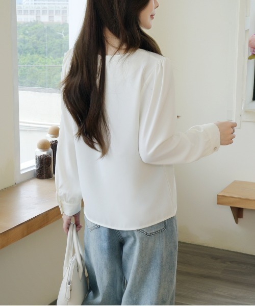 Beststore(ベストストア)の「【上品きれいめ】キーネック 長袖 ブラウス デコルテデザイン オフィスカジュアル(シャツ/ブラウス・レディース・グリーン系/アイボリー/ブラック/ブルー系・L/M)」の9枚目の写真
